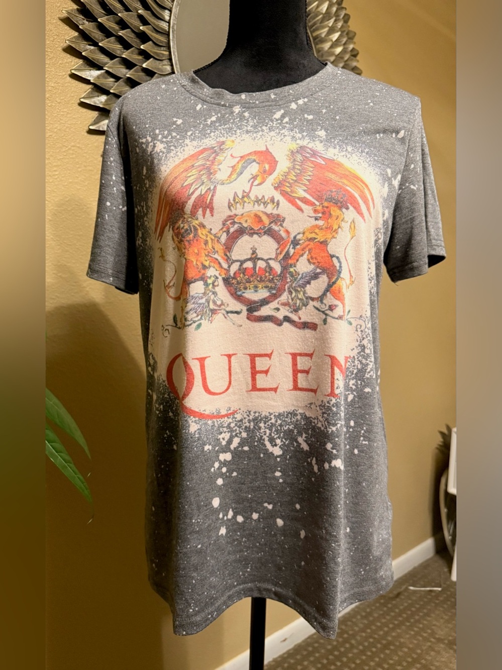 Queen Graphic Short-Sleeve Tee - Gray with Red Accent